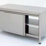 Neutralni sto od inoksa sa srednjom policom i kliznim vratima